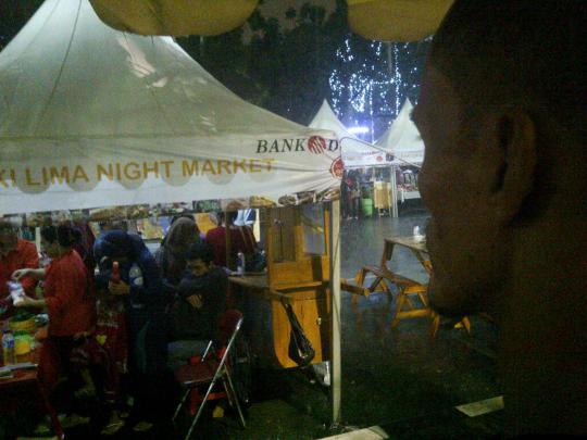 Diguyur hujan, ratusan pengunjung night market berhamburan