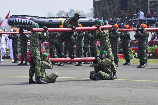 Aksi terjun payung prajurit di perayaan HUT ke-68 TNI