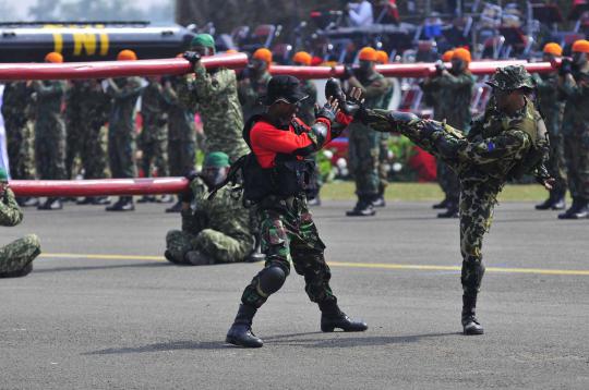 Aksi terjun payung prajurit di perayaan HUT ke-68 TNI