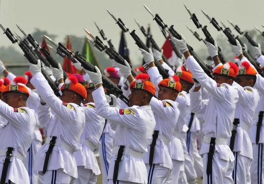 Aksi terjun payung prajurit di perayaan HUT ke-68 TNI