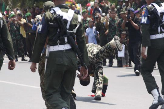 Meriahkan HUT TNI, Kopral Bagyo jungkir balik jarak 500 meter