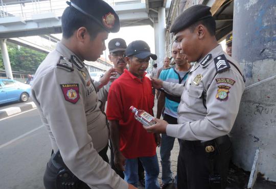 Tekan angka kejahatan, polisi razia penumpang bus