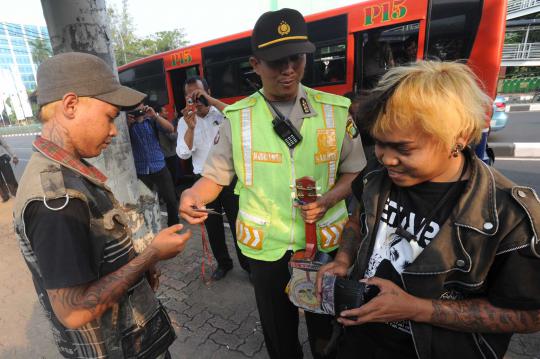 Tekan angka kejahatan, polisi razia penumpang bus