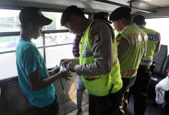 Tekan angka kejahatan, polisi razia penumpang bus