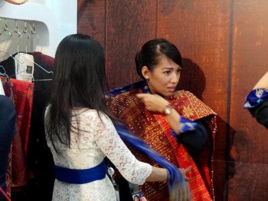 Jurnalis asing peliput APEC foto-foto pakai baju adat Indonesia