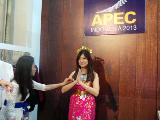 Jurnalis asing peliput APEC foto-foto pakai baju adat Indonesia