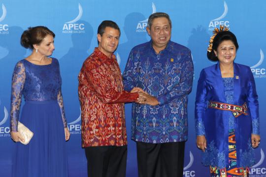 Ketika tokoh pimpinan negara-negara APEC tampil berbatik