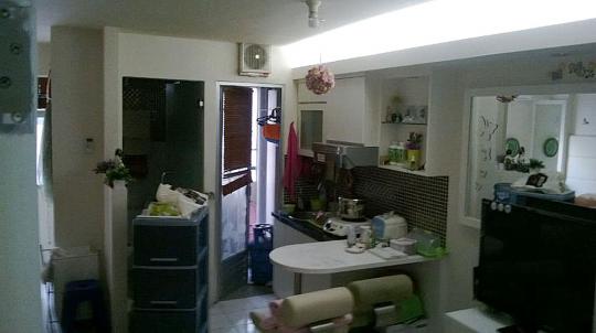 Di kamar apartemen ini, tempat Holly dibunuh