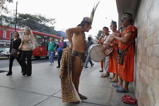 Kisah kelompok suku pedalaman Amazon mengamen ke pusat kota