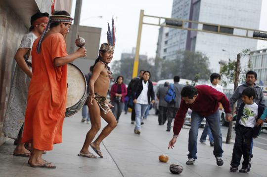 Kisah kelompok suku pedalaman Amazon mengamen ke pusat kota