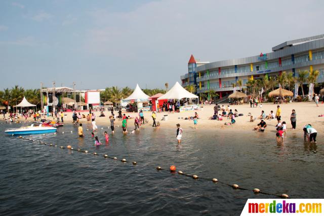 Foto Libur Cuti Bersama Pantai Ancol Ramai Dikunjungi