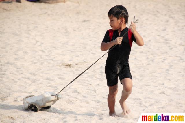 Foto : Libur cuti bersama, Pantai Ancol ramai dikunjungi 