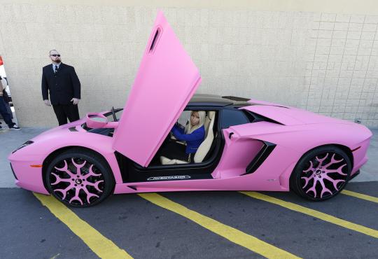 Nicki Minaj pamer Lamborghini Aventador pink