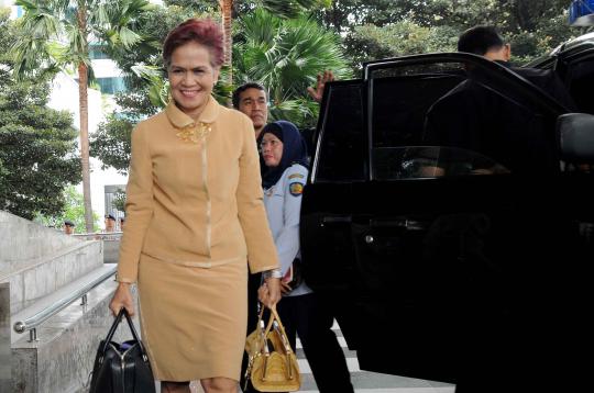 Tiba di KPK, Miranda Goeltom 'senyam-senyum'