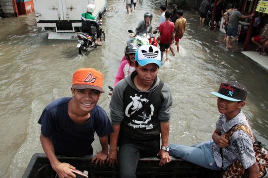 Tanggul penahan air laut jebol, Muara Baru terendam banjir