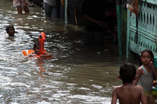 Tanggul penahan air laut jebol, Muara Baru terendam banjir