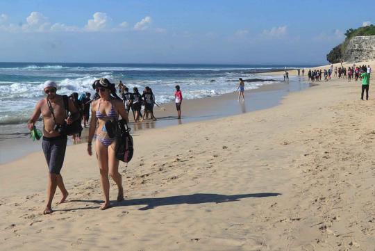 Mengintip wisatawan asing berjemur di Pantai Dreamland Bali