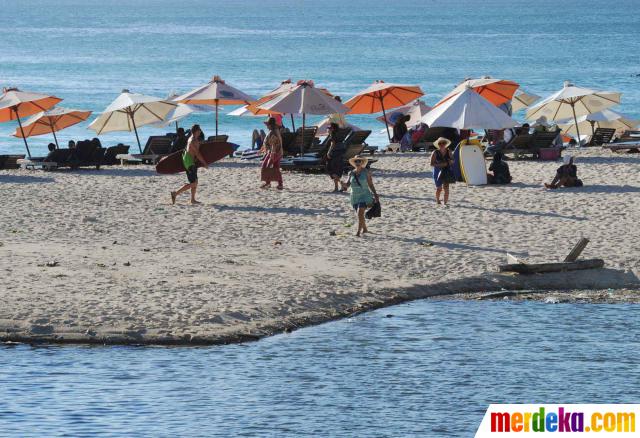 Foto Mengintip wisatawan asing berjemur di Pantai  