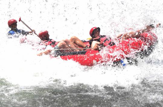 Sensasi ekstrem mengarungi derasnya Sungai Telaga Waja Bali