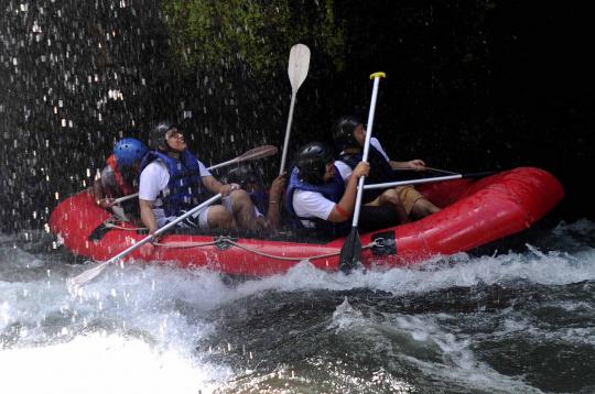 Sensasi ekstrem mengarungi derasnya Sungai Telaga Waja Bali