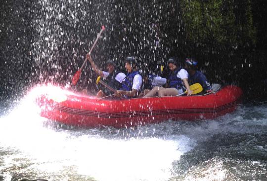 Sensasi ekstrem mengarungi derasnya Sungai Telaga Waja Bali