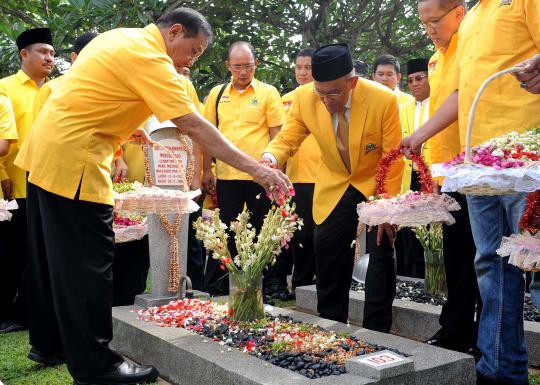 Aburizal Bakrie ziarah para petinggi Golkar di TMP Kalibata