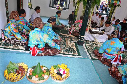 Prosesi akad nikah KPH Notonegoro di hadapan Sultan HB X