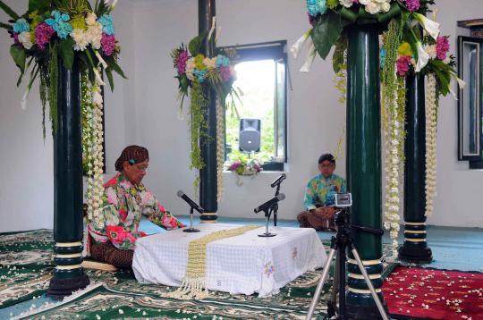 Prosesi akad nikah KPH Notonegoro di hadapan Sultan HB X