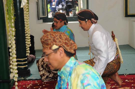 Prosesi akad nikah KPH Notonegoro di hadapan Sultan HB X