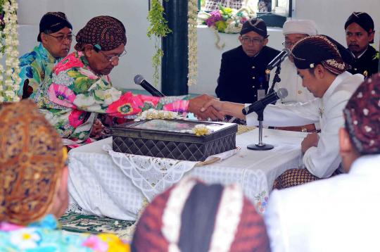 Prosesi akad nikah KPH Notonegoro di hadapan Sultan HB X