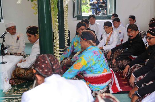 Prosesi akad nikah KPH Notonegoro di hadapan Sultan HB X