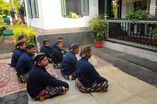 Prosesi akad nikah KPH Notonegoro di hadapan Sultan HB X