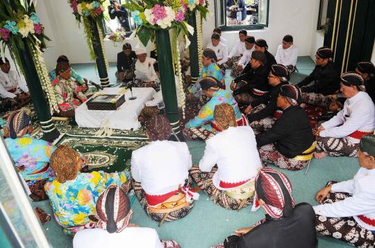 Prosesi akad nikah KPH Notonegoro di hadapan Sultan HB X