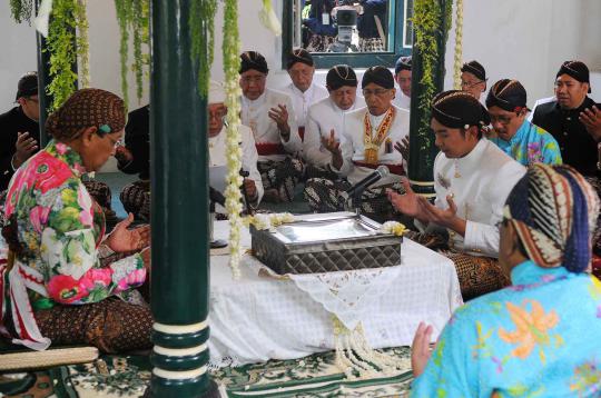 Prosesi akad nikah KPH Notonegoro di hadapan Sultan HB X