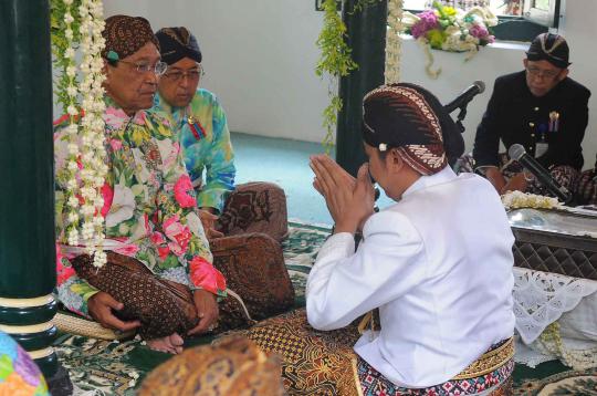 Prosesi akad nikah KPH Notonegoro di hadapan Sultan HB X
