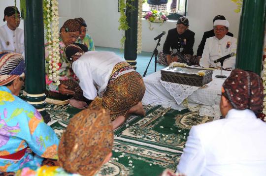 Prosesi akad nikah KPH Notonegoro di hadapan Sultan HB X