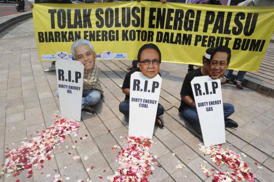 Tolak eksploitasi SDA, aktivis bawa batu nisan untuk SBY