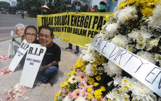 Tolak eksploitasi SDA, aktivis bawa batu nisan untuk SBY