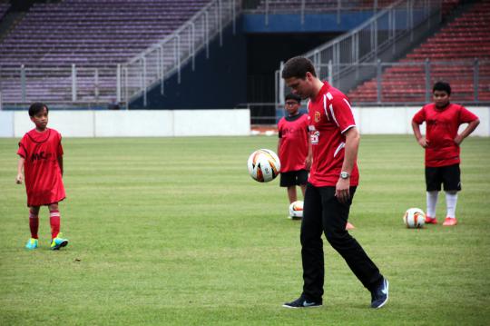 Michael Owen cs gelar coaching clinic di Stadion GBK