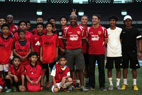 Michael Owen cs gelar coaching clinic di Stadion GBK