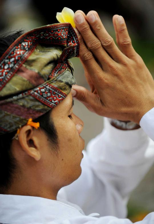 Kekhusyukan doa umat Hindu di Bali dalam perayaan Galungan