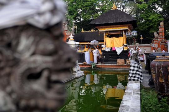 Kekhusyukan doa umat Hindu di Bali dalam perayaan Galungan