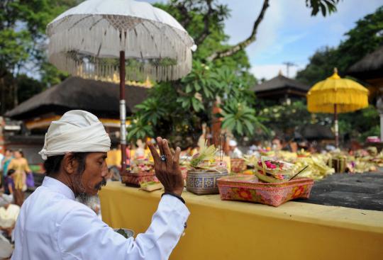 Kekhusyukan doa umat Hindu di Bali dalam perayaan Galungan