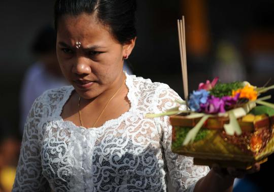 Kekhusyukan doa umat Hindu di Bali dalam perayaan Galungan