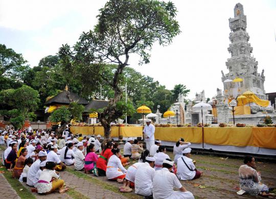 Kekhusyukan doa umat Hindu di Bali dalam perayaan Galungan