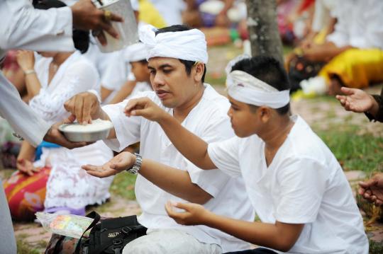 Kekhusyukan doa umat Hindu di Bali dalam perayaan Galungan