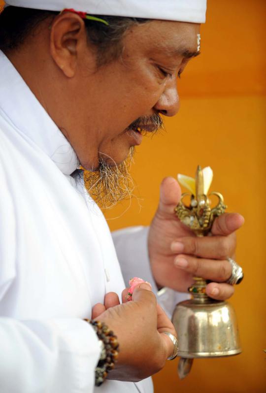 Kekhusyukan doa umat Hindu di Bali dalam perayaan Galungan
