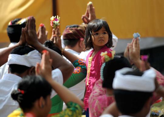 Kekhusyukan doa umat Hindu di Bali dalam perayaan Galungan