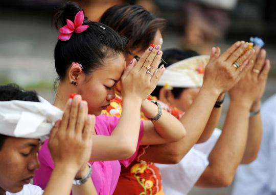 Kekhusyukan doa umat Hindu di Bali dalam perayaan Galungan