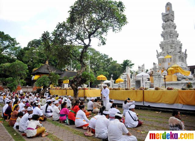 Foto Kekhusyukan Doa Umat Hindu Di Bali Dalam Perayaan Galungan Merdeka Com